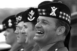 Schottische Armeeangehrige mit dem Glengarry