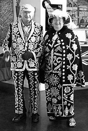 A costume associated with Cockneys is that of the pearly King (or pearly Queen) worn by London costermongers who sew thousands of pearl buttons onto their clothing in elaborate and creative patterns.